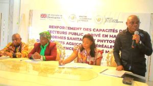 RDC: Les secteurs publics-privés renforcés en matière des normes sanitaires et phytosanitaires des produits agricoles à Kasumbalesa, Paulin Kamuha jete des fleurs à la tutelle.